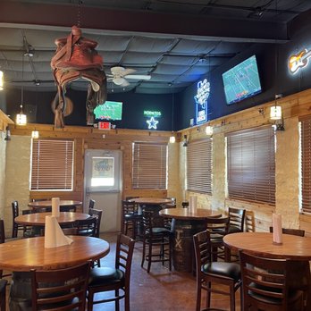 Blue Pit Smokehouse - Inside dining - Barbeque Near Me - Selma, Texas