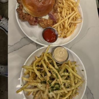Bull And Bowl - American Near Me - Austin, Texas