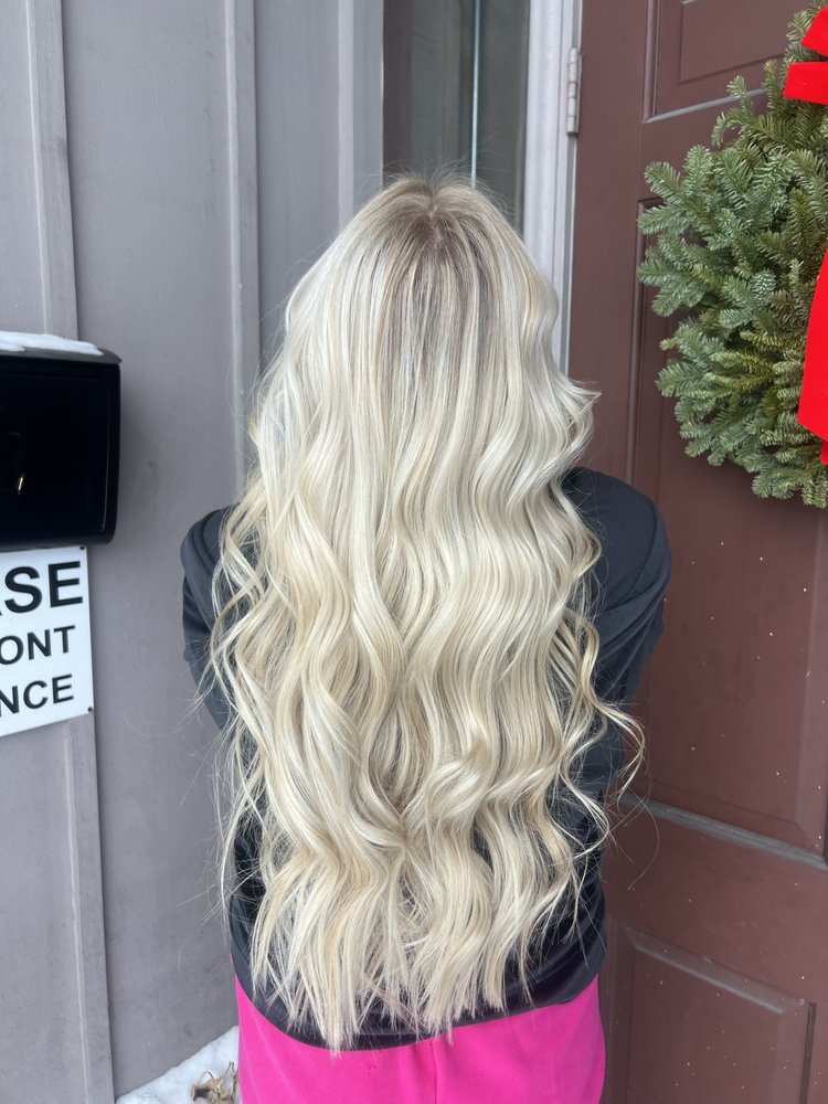Mykayla -The Oak Salon Logo