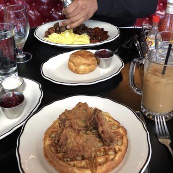 Rosebud Bar & Kitchen - New American Near Me - Somerville, Massachusetts