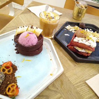 Brunch & Cake - Brownie pancake and red velvet waffle - Breakfast & Brunch Near Me - Barcelona, B Brunch & Cake - Brownie pancake and red velvet waffle - Breakfast & Brunch Near Me - Barcelona, B