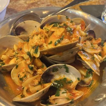 Carmine - Exploding clams - Italian Near Me - Newburyport, Massachusetts