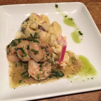 R Kitchen - Shrimp and grits - New American Near Me - Charleston, South Carolina R Kitchen - Shrimp and grits - New American Near Me - Charleston, South Carolina