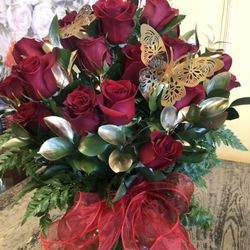 Aleea Flowers - 24 Red Roses with Gold Leaves