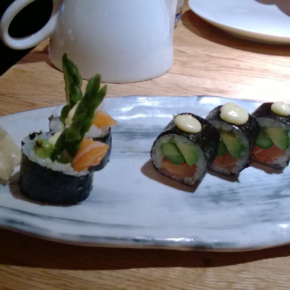 Roka - Salmon Maki roll - Japanese Near Me - London, XGL Roka - Salmon Maki roll - Japanese Near Me - London, XGL