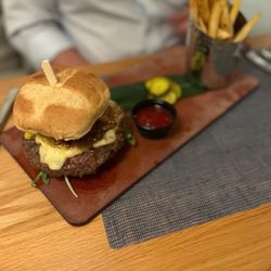Drift Kitchen & Bar - Hutchinson Shores Resort - Burger