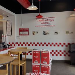 the interior of a fast food restaurant