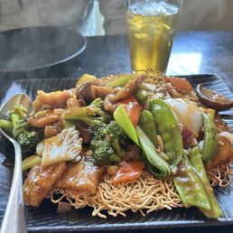 Crispy noodles with vegetables and pork