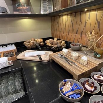 Cologne Marriott Hotel - Executive lounge at happy hour - Hotels Near Me - Cologne, NW
