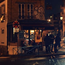 Café Mama Kin - De la brique, un angle improbable, le canal Ourcq derrière....