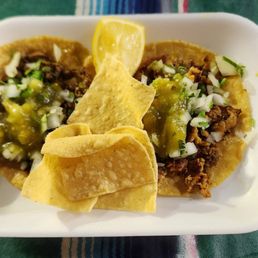 Tacos con tortillas a mano: carne asada y pollo