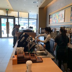 星巴克 - GET IN LINE.  WHAT LINE.  THERE IS NO ONE HERE.