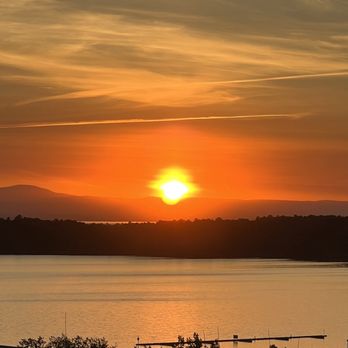 Courtyard by Marriott Burlington Harbor - Sunset view from King room w/sofa Lake View on 8th floor (803). - Hotels Near Me - Burlington, Vermont