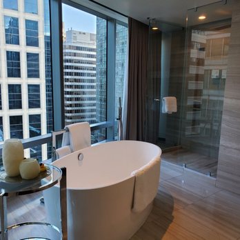 Paradox - Nice deep hot tube and shower room next - Hotels Near Me - Vancouver, British Columbia