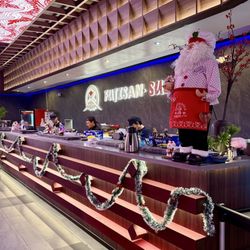 Pakusan Sushi & Grill - Making sushi
