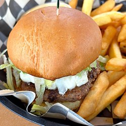 Otto's Tavern - Cheeseburger and fries