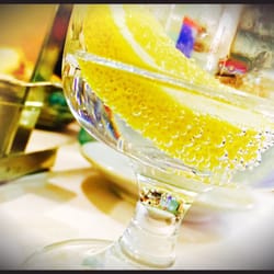 Aqua naturale con limone