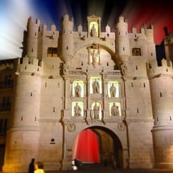Museo de Farmacia Arco de Santa Maria - El Arco de Santa María. Una puerta. No más. Pero que puerta. Ya no defiende. Es admirada.