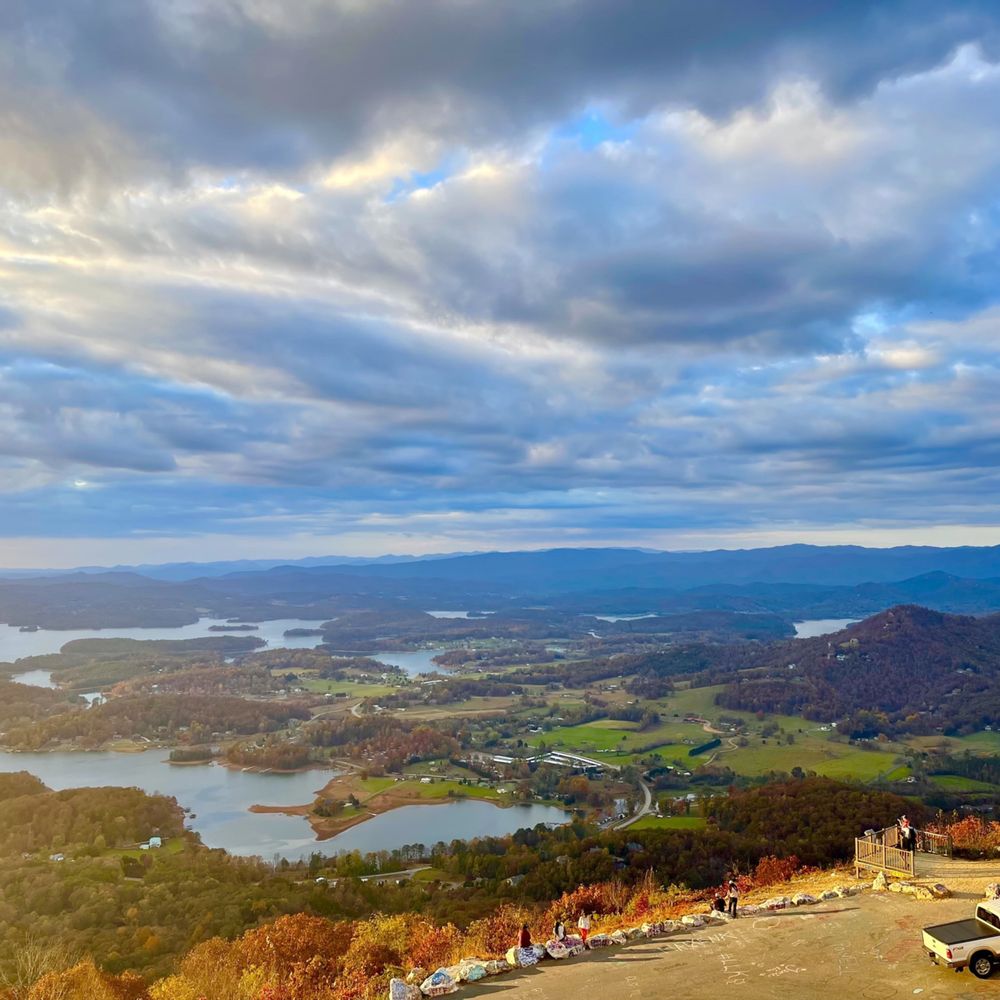 Bell Mountain - Lake Chatuge stretching between Georgia and North Carolina - Parks Near Me - Hiawassee, Georgia