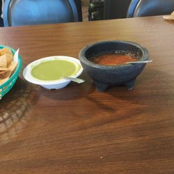 El Nuevo Tlaquepaque - Watery Gucamole and stale chips.