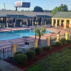 Quality Inn - Outdoor grounds are nice for families or small gatherings
