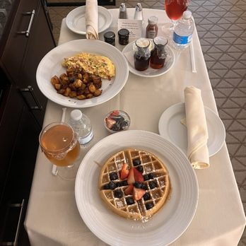 Mohegan Sun - Breakfast room service $56 - Hotels Near Me - Uncasville, Connecticut