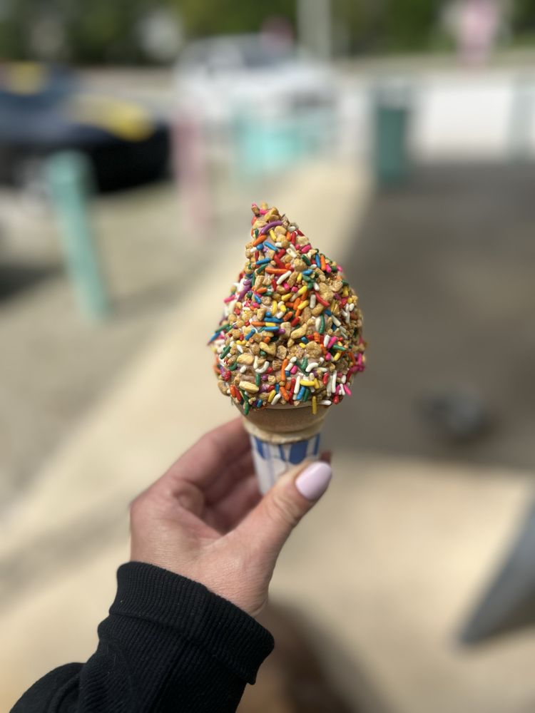 Danny's Ice Cream & Burgers Logo