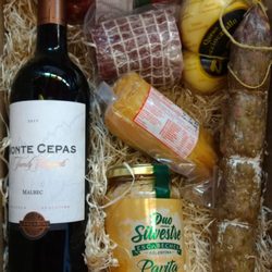 Boutique de Fiambres - Caja de regalos con productos premium y vino boutique origen mendoza