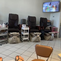 4 Seasons Nails & Spa