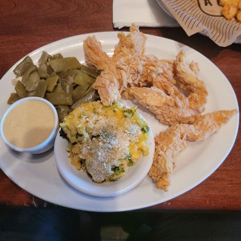 Cheddar's Scratch Kitchen - chicken crisper with Broccoli casserole and green beans - American Near Me - Louisville, Kentucky Cheddar's Scratch Kitchen - chicken crisper with Broccoli casserole and green beans - American Near Me - Louisville, Kentucky
