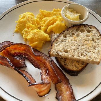 Fellow Mountain Cafe - Breakfast plate with bacon and sourdough toast - Cafes Near Me - Hunter, New York