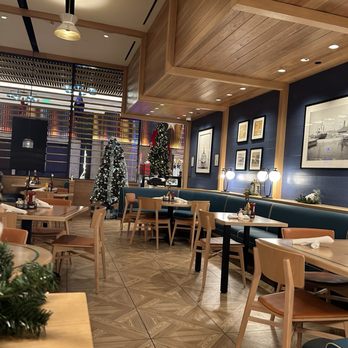 Crossings Cafe - Seating area - American Near Me - Portsmouth, Virginia