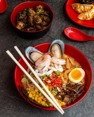 Poke Burri / Lifting Noodles Ramen by null