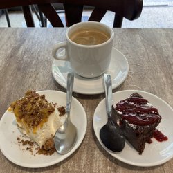 L'Olivera - Home made cheesecake and brownie with americano coffee.