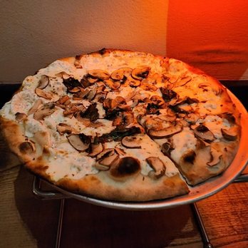 Juliana's - White pizza with added mushrooms - Pizza Near Me - Brooklyn, New York Juliana's - White pizza with added mushrooms - Pizza Near Me - Brooklyn, New York