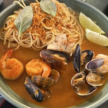 Lamplight Lounge - Thai Seafood Pasta - New American Near Me - Anaheim, California