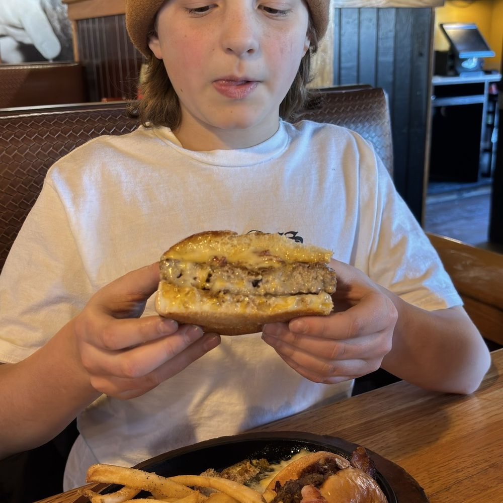 Applebee's Grill + Bar - Sports Bars Near Me - Commerce Township, Michigan