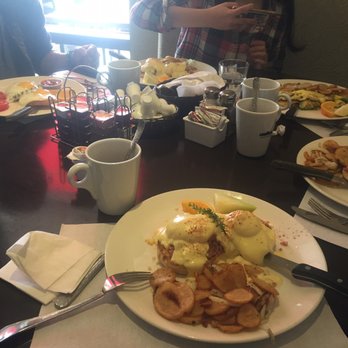 Piazza Pazza (La) - a table full of food - Pizza Near Me - Brossard, Quebec