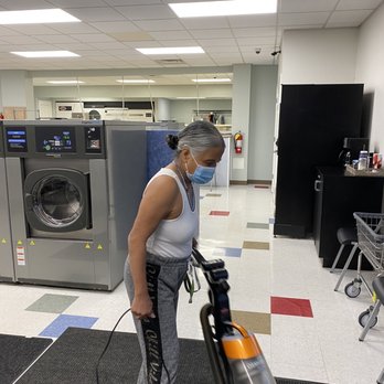Valley Laundry Services - The woman who yelled at me when my husband asked her a question. Literally specifically yelled at me. It got worse from there. - Laundromat Near Me - Akron, Ohio