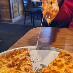 Famous House of Pizza - Cheeeeeesy pizza