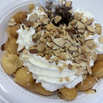 Le Creme Delight - Dulce Delight waffle with almonds and peanuts - Ice Cream & Frozen Yogurt Near Me - Pinellas Park, Florida