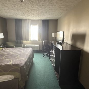 BURGUNDY INN AND SUITES - Hotels Near Me - El Paso, Illinois BURGUNDY INN AND SUITES - Hotels Near Me - El Paso, Illinois