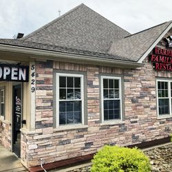 Harrisburg Family House - Restaurant entrance