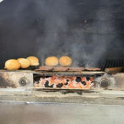 Mickey-Lu-Bar-B-Q - Burgers on the grill