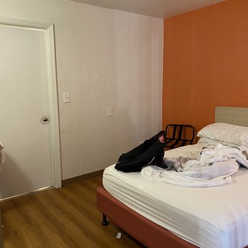 Motel 6 Schiller Park, IL - SA - Small rooms dirty floors - Hotels Near Me - Schiller Park, Illinois
