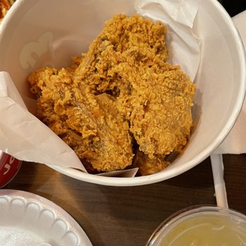 Jollibee - Fast Food Near Me - North York, Alberta