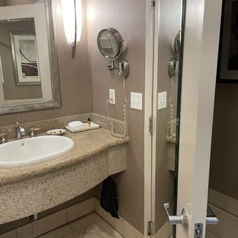 Best Western Plus Bayside Hotel - Private toilet - Hotels Near Me - Oakland, California Best Western Plus Bayside Hotel - Private toilet - Hotels Near Me - Oakland, California