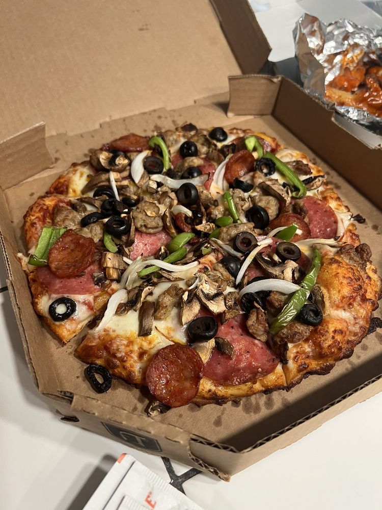 Round Table Pizza Logo