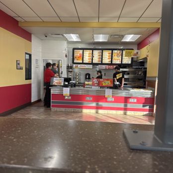 Hardee's - Employees standing around talking .. probably 45 mins or more - Burgers Near Me - Strafford, Missouri