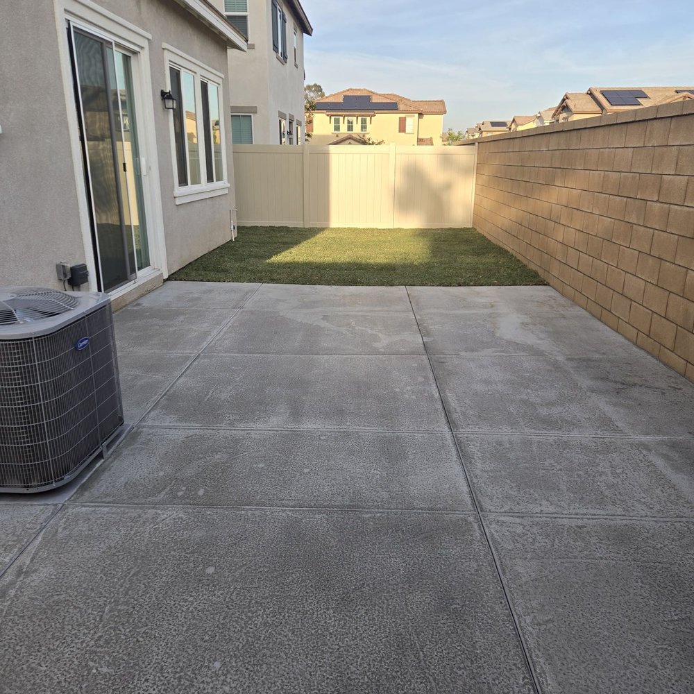 Alavez landscaping - Back of house with new cement and new grass - Artificial Turf Near Me Alavez landscaping - Back of house with new cement and new grass - Artificial Turf Near Me